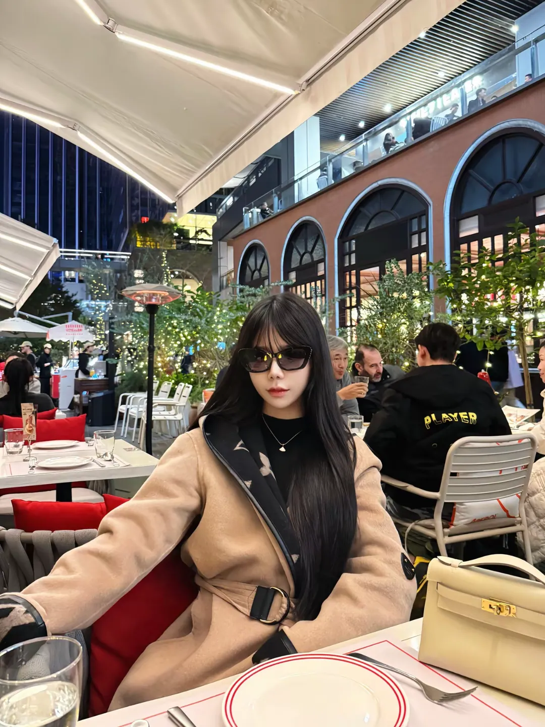 城市的噪声退到很远，只剩脚步和并肩的影子。的记忆画面